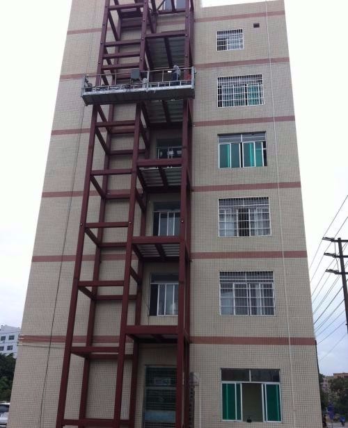 湖南长沙旧楼加装电梯解决我国老龄化社区遭遇“下楼难”困扰
