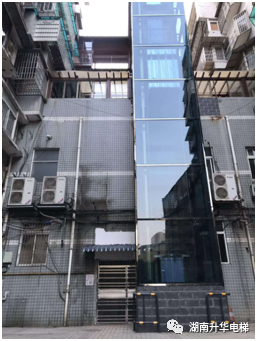 怀化加装电梯惊艳长沙,业主赠旗表谢意！